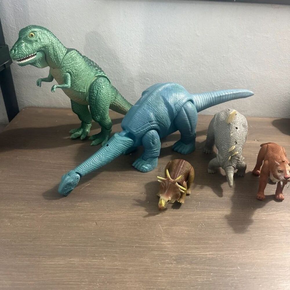 Lot of Vtg 1987-88 Playskool Dinosaurs & Saber tooth Lot Of 5